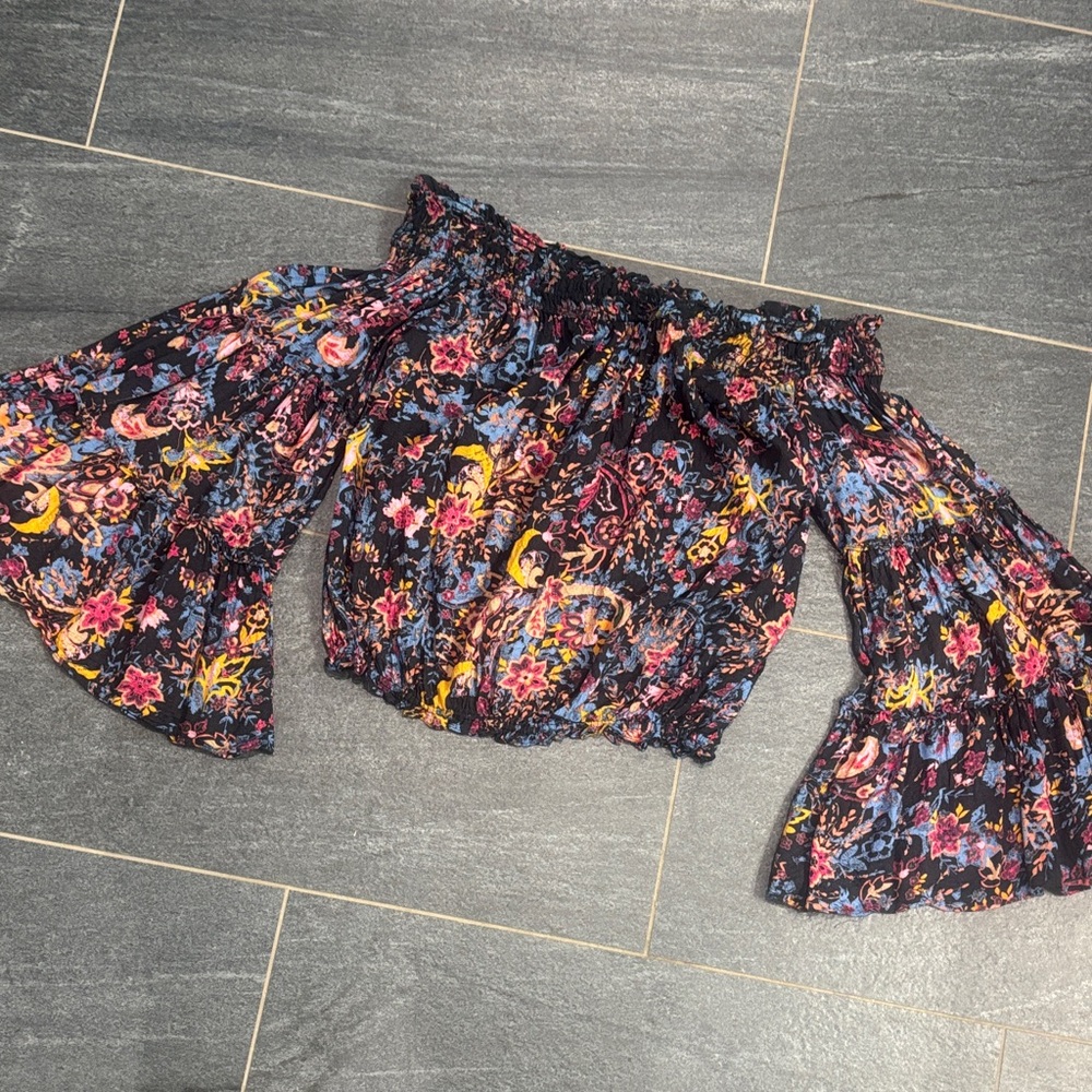 Free People bell Sleeve cropped peasant top